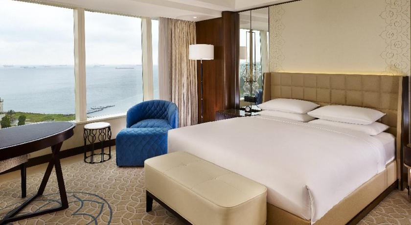 Image of 1 King Bed With Club Access 0