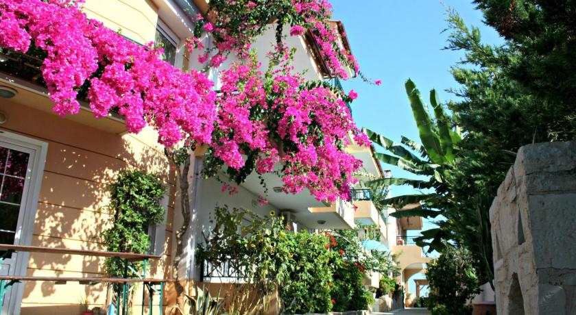 Minoica Beach Apartments — Hotel in Crete Island