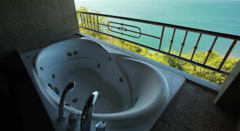 Image of Jacuzzi Ocean View Suite 16