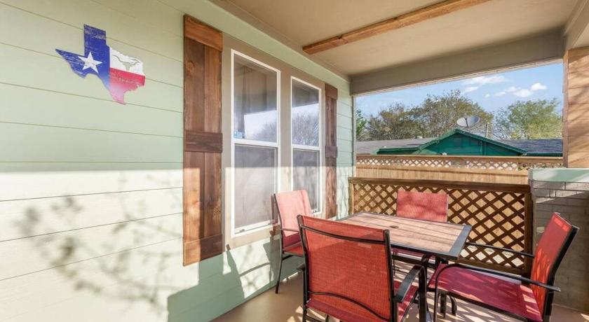 Fort Worth Stockyards 5 mins!-New!-Sleeps 8. Cowboy Bungalow 2-Star Accommodation amenity