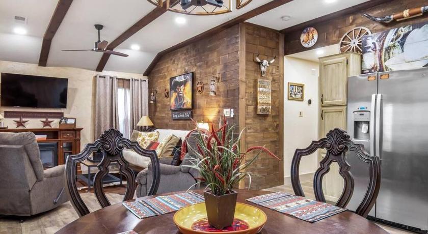 Fort Worth Stockyards 5 mins!-New!-Sleeps 8. Cowboy Bungalow 2-Star Accommodation lobby