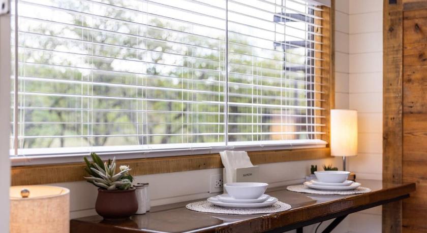 Fredericksburg New The Texas Retreat-Container Home 2-Star Accommodation restaurant