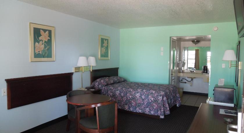 Relax Inn Mineral Wells photo