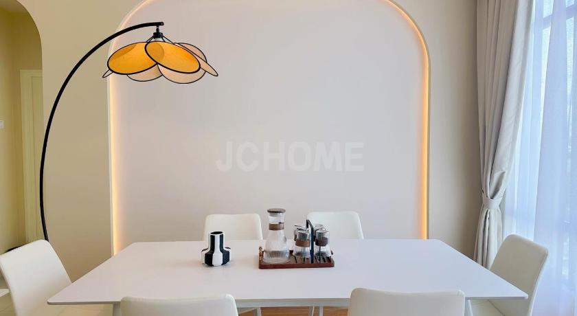 Johor Bahru AR Studio at Austin Regency with Netflix 4-Star Guesthouse suite