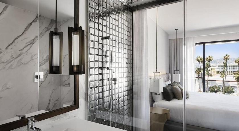 Image of 1 King Bed Silver 2