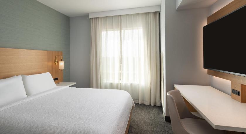 Image of 1 King Bed 3