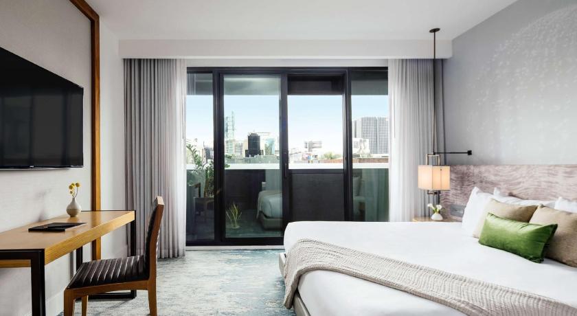 Image of KING BED W/ BALCONY SILVER - SUNSET VIEW 1