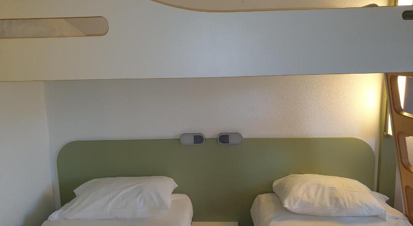 Image of Triple - Room For 3 People With 3 Single Beds. 10