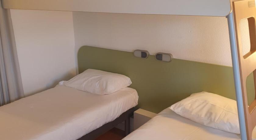 Image of Triple - Room For 3 People With 3 Single Beds. 13