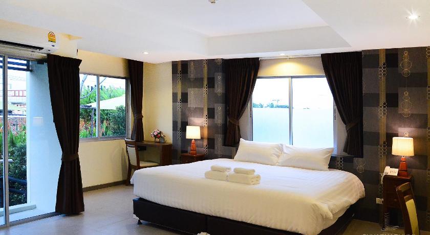 รูปของห้องสวีทพรีเมียร์ พร้อมทางเชื่อมไปสระว่ายน้ำ (Premier Suite with Pool Access) 1