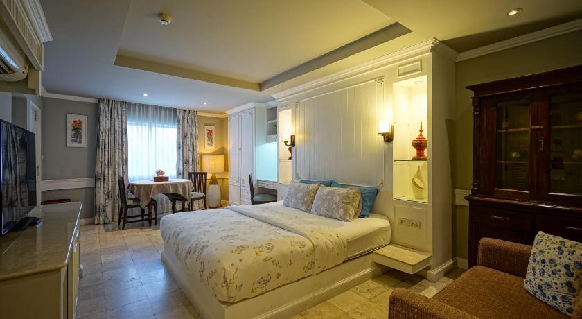 Image of Grand Deluxe Room 8