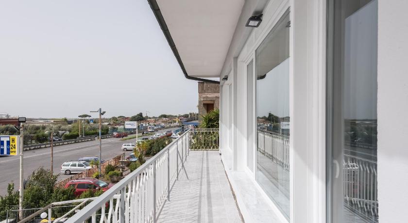 ローマ Travelershome Ciampino Airport GuestHouse 600m to Airport ottimo per chi viaggia in auto 3つ星 ホテル プール