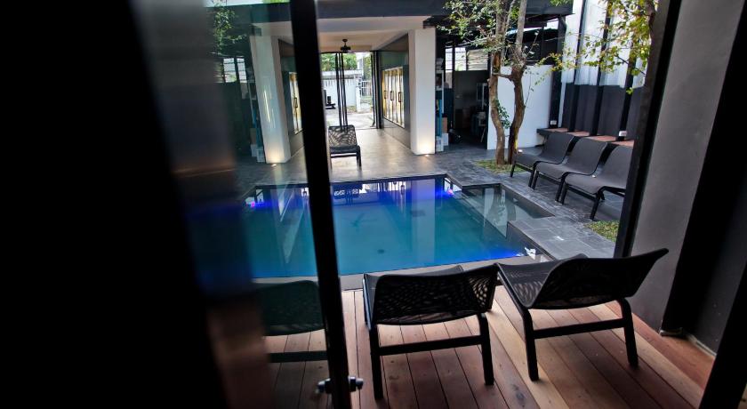 Image of Standard Twin Room with Pool Access 5
