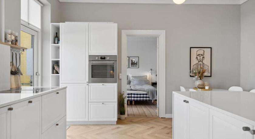 City center apartment w/ large private balcony