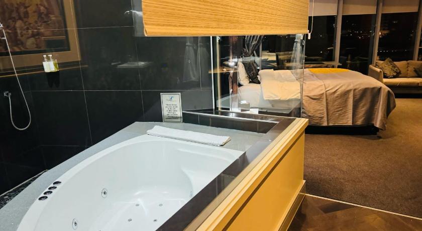 Image of Emperor Suite 13