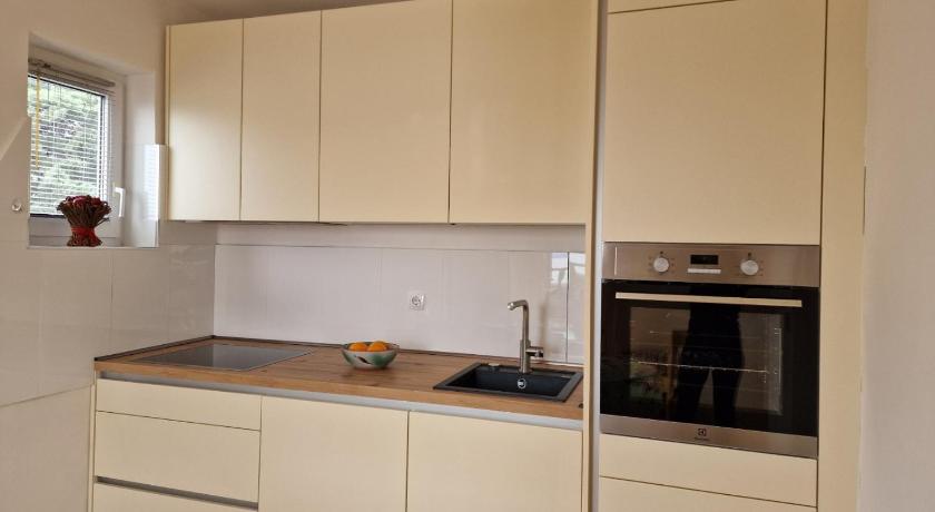 Holiday apartment with a balcony and sea view just 300 metres from the beach - image 10