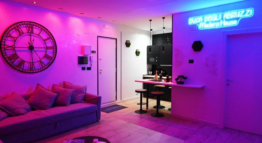 DUCA DEGLI ABRUZZI Modern House LUXURY RELAX - VICINO AEROPORTO - CHECK IN H24