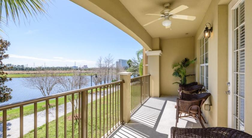 Gorgeous 3 Bed Lakeview, Vista Cay - 1010