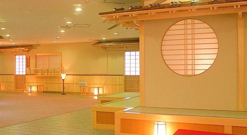 a large room with a large mirror and a large clock, Hanayagi no Sho Keizan in Yamanashi