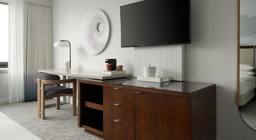 Immagine di M Club lounge access, Club Guest room, 1 King, Harbor view (Mobility Accessible w/Roll-in Shower) 1