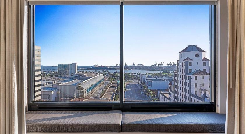 Immagine di Camera Angolare con 1 Letto King-Size, Vista Porto e Balcone (Guest room, 1 King, Harbor view, Corner room, Balcony) 5