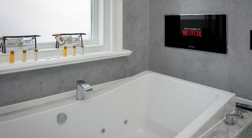 Image of Superior Luxury Suite - The Primrose Suite 11