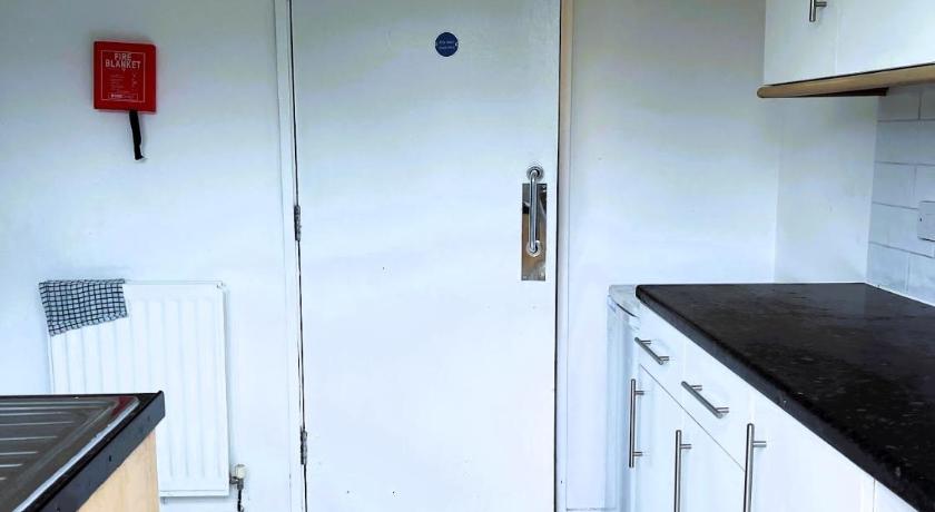 Homestay- Close to City I Free Parking I Wi-Fi - image 8