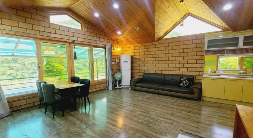 Gapyeong Gapyeong Chorok Jeongwon Gyegok Dokchae Pension 3-Star Guesthouse restaurant