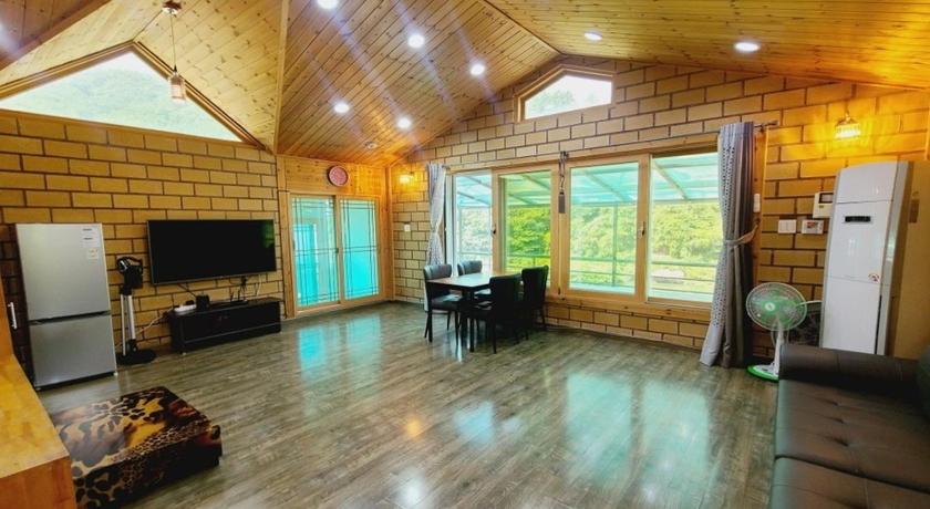 Gapyeong Gapyeong Chorok Jeongwon Gyegok Dokchae Pension 3-Star Guesthouse lobby