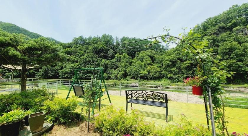 Gapyeong Gapyeong Chorok Jeongwon Gyegok Dokchae Pension 3-Star Guesthouse room