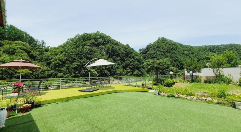 Gapyeong Gapyeong Chorok Jeongwon Gyegok Dokchae Pension 3-Star Guesthouse restaurant
