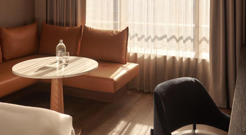 Image of Deluxe King 7