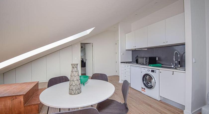 Stylish Lisbon Apartment Central - image 2