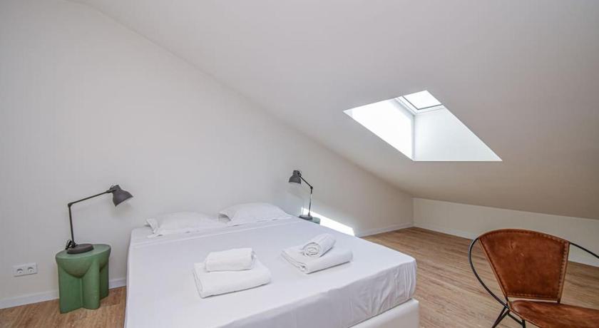 Stylish Lisbon Apartment Central - image 11
