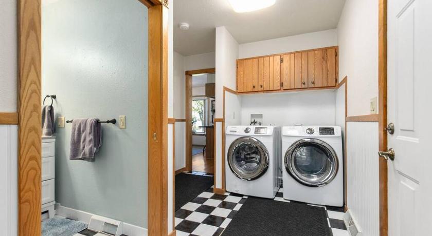 オシュコシュ (WI) The Harbor Hideaway Unwind near Lake Winnebago 4つ星 宿泊施設 レストラン