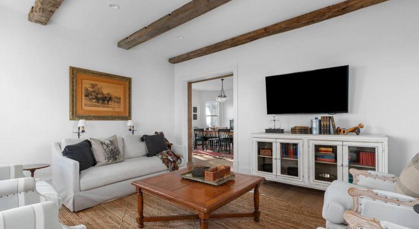 オシュコシュ (WI) Highland Farmhouse Countryside Retreat with Farm Charm 4つ星 宿泊施設 スイート