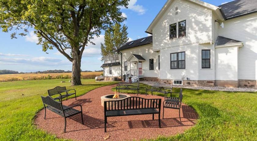 オシュコシュ (WI) Highland Farmhouse Countryside Retreat with Farm Charm 4つ星 宿泊施設 プール