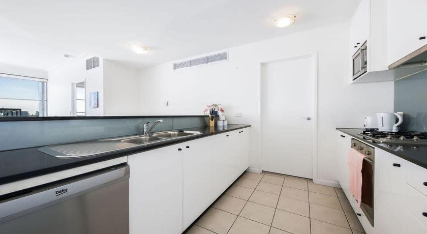 Spacious 2BR Apt with A View Over Darling Harbour - image 3