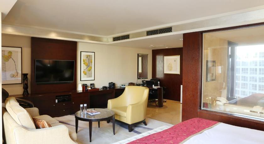 Image of Signature Suite with Fairmont Gold Lounge Access 5
