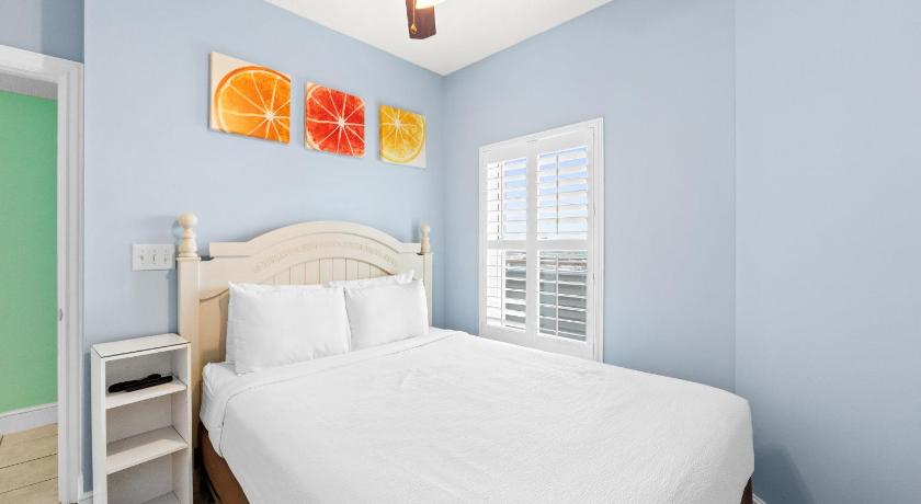 Image of Apartment with Sea View 0