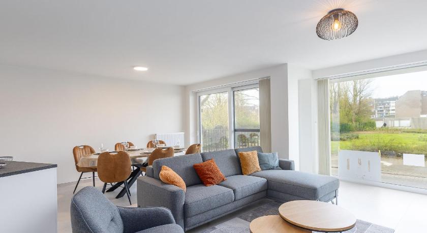 Corner apartment in the center with 3 bedrooms - image 2