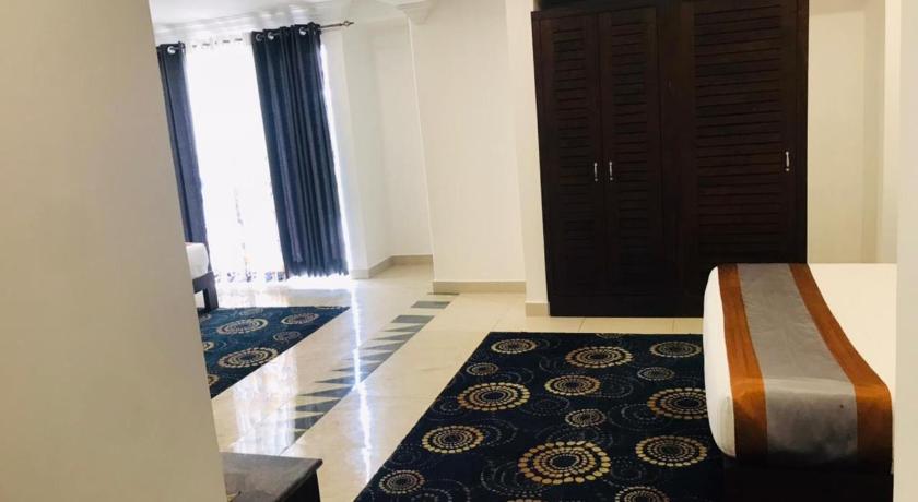 صورة غرفة عائلية مع شرفة (Family Room with Balcony) 4