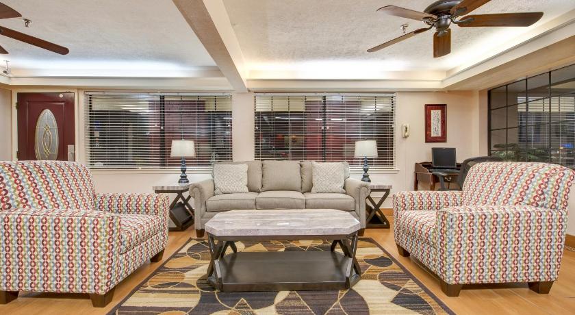 Days Inn by Wyndham College Station University Drive photo