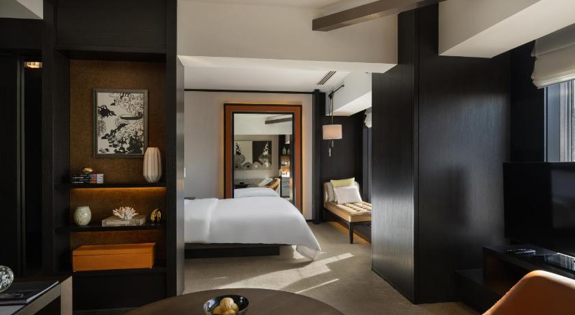 Image of Rosewood Deluxe King Room 1