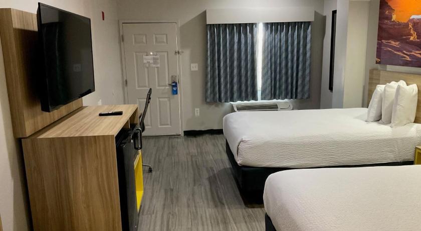 Image of 2 Double Beds, Mobility/Hearing Accessible Room, Roll-In Shower, Non-Smoking 3