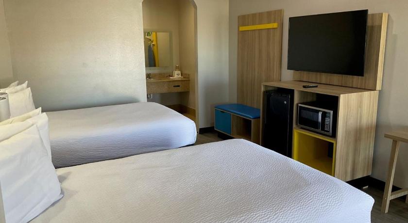 Image of 2 Double Beds Non-Smoking 1