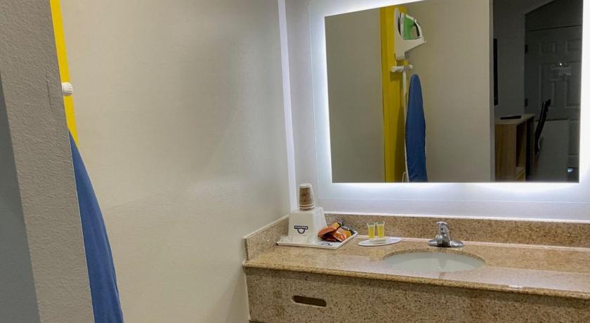 Image of 2 Double Beds, Mobility/Hearing Accessible Room, Roll-In Shower, Non-Smoking 2
