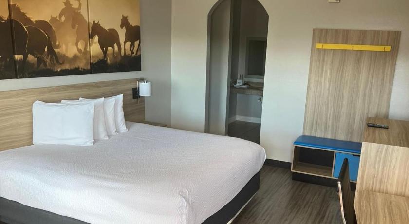 Image of 1 King Bed Non-Smoking 3