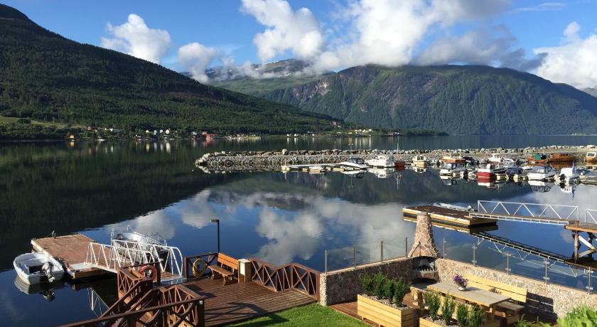 Solstrand Fjord Holiday — Hotel in Eidsvaag