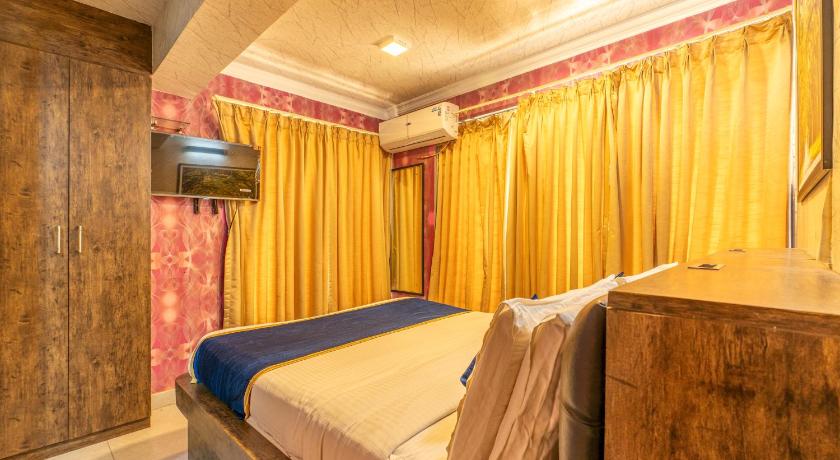 Queen Bedroom